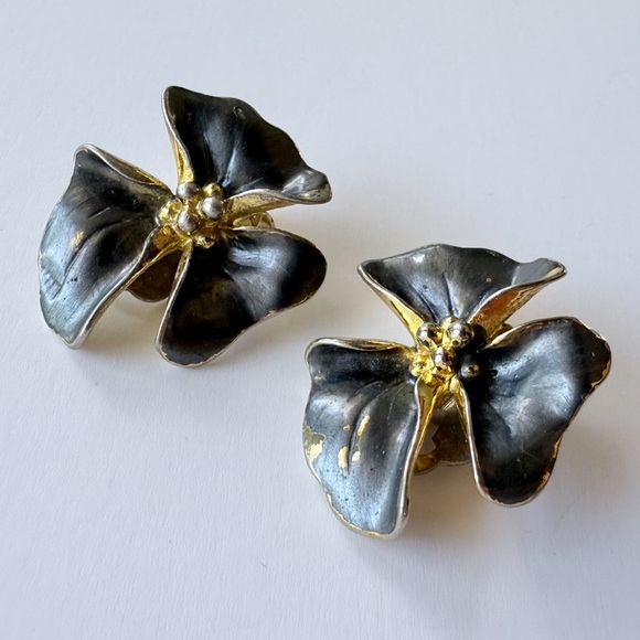 Vintage Chanel 1950s Gold-Plated Hydrangea Flower Clip Earrings by Lina Baretti - Picture 4 of 15